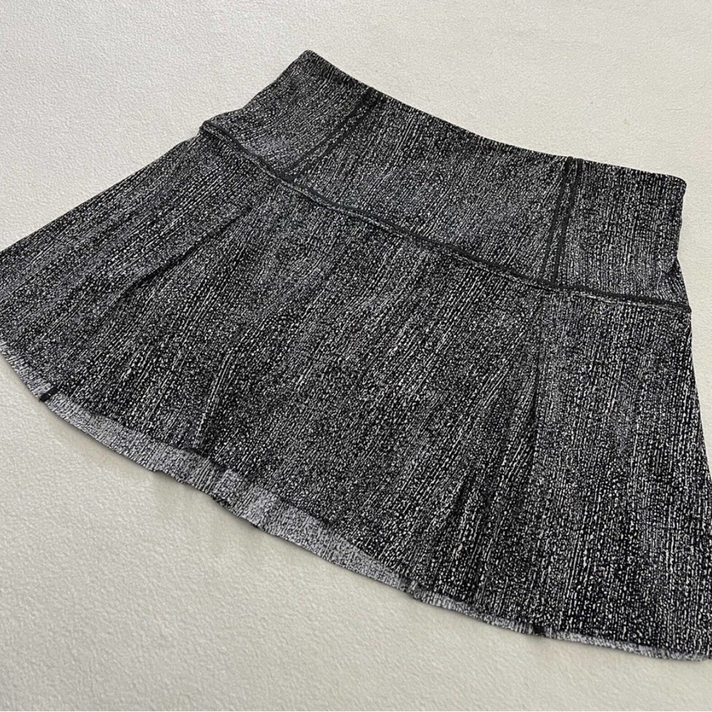 Lululemon Athletica Lost in pace skirt salt alpine white and black skort. Size 8